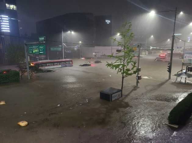 خیابانهای سئول غرق در آب در پی بارش سیلآسای باران
