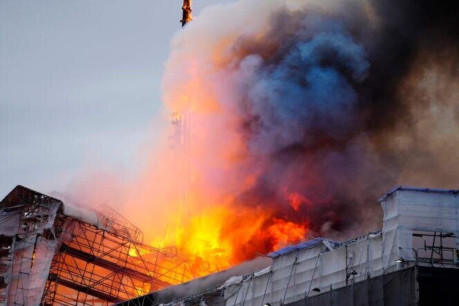 آتش‌سوزی گسترده در ساختمان تاریخی ۴۰۰ ساله در دانمارک