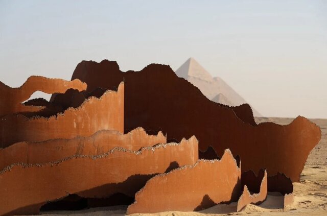 نمایش آثار هنری در کنار اهرام مصر